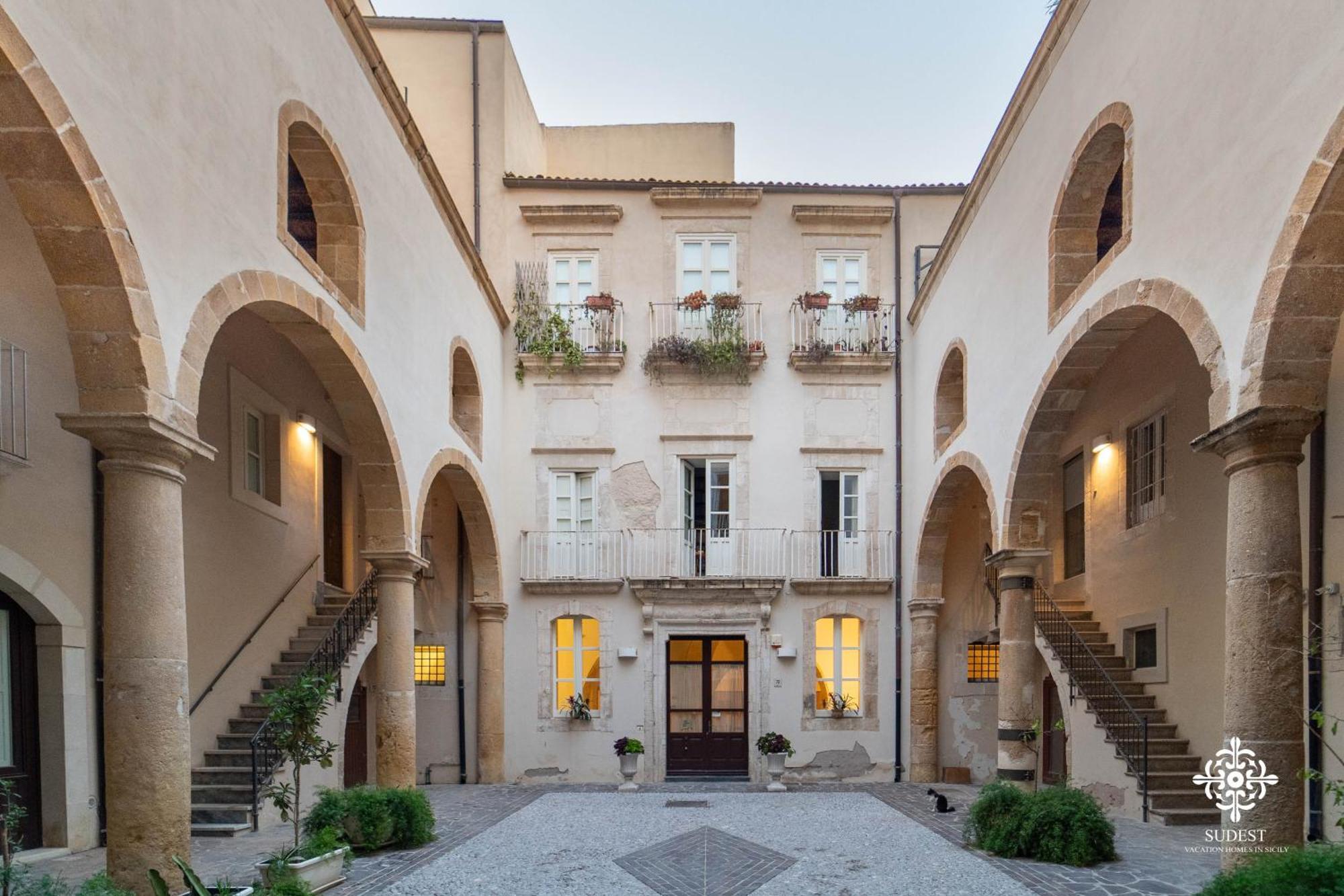Residenza Dumah - Elegante Dimora In Centro Apartment Syracuse Bagian luar foto